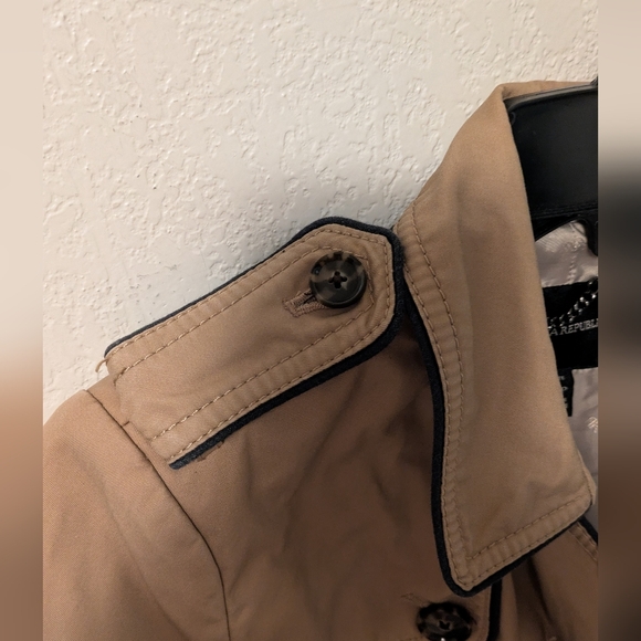 Banana Republic Classic Tan Double-Breasted Women's Trench Coat - Picture 10 of 10